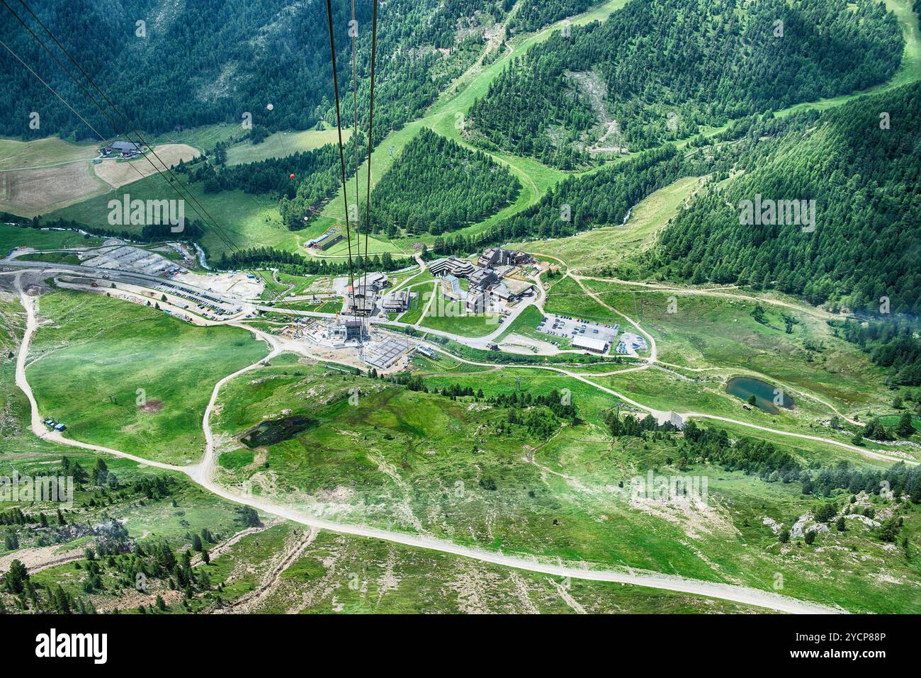 Seilbahn über die grünen Täler des Schnalstaler Gletschers in Südtirol, Italien Stockfoto Seilbahn über die grünen Täler des Schnalstaler Gletschers in Südtirol, Italien Stockfoto