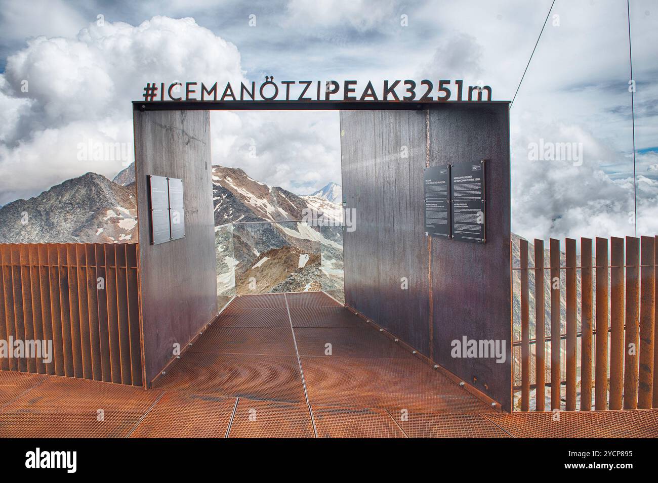 Rostiges Schild, das die Höhe von 3251 Metern über dem Meeresspiegel auf der Aussichtsplattform des Otzi-Gipfels des Eises, Schnalstal-Gletscher, Südtirol, Italien anzeigt Stockfoto Rostiges Schild, das die Höhe von 3251 Metern über dem Meeresspiegel auf der Aussichtsplattform des Otzi-Gipfels des Eises, Schnalstal-Gletscher, Südtirol, Italien anzeigt Stockfoto