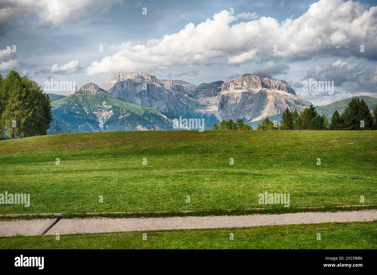 Panoramablick auf die wunderschöne Landschaft in den italienischen Dolomiten mit den Berggruppen Langkofel und Sella an einem sonnigen Sommertag mit blauem Himmel und Stockfoto Panoramablick auf die wunderschöne Landschaft in den italienischen Dolomiten mit den Berggruppen Langkofel und Sella an einem sonnigen Sommertag mit blauem Himmel und Stockfoto