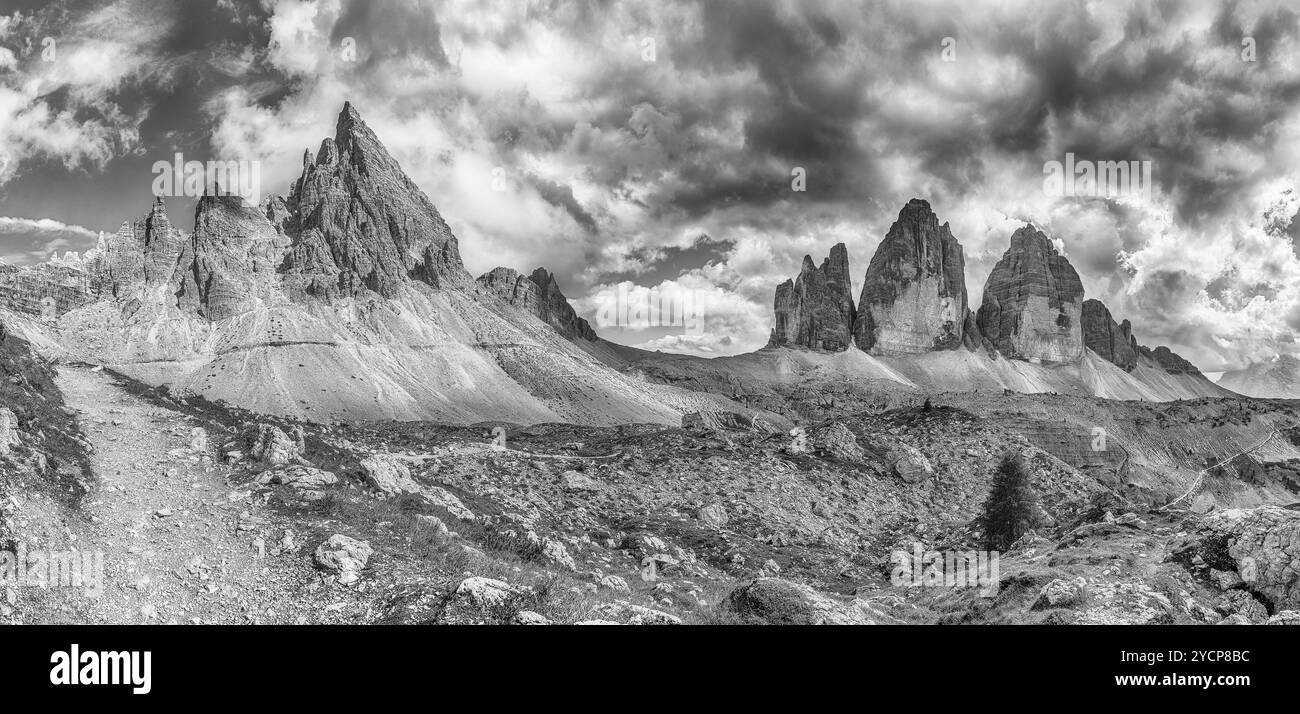 Malerische Aussicht auf ein grünes Tal, das zu den hohen Gipfeln von Paternkofel und dem drei Zinnen di Lavaredo führt, drei unverwechselbare zinnenähnliche Erbsen Stockfoto Malerische Aussicht auf ein grünes Tal, das zu den hohen Gipfeln von Paternkofel und dem drei Zinnen di Lavaredo führt, drei unverwechselbare zinnenähnliche Erbsen Stockfoto
