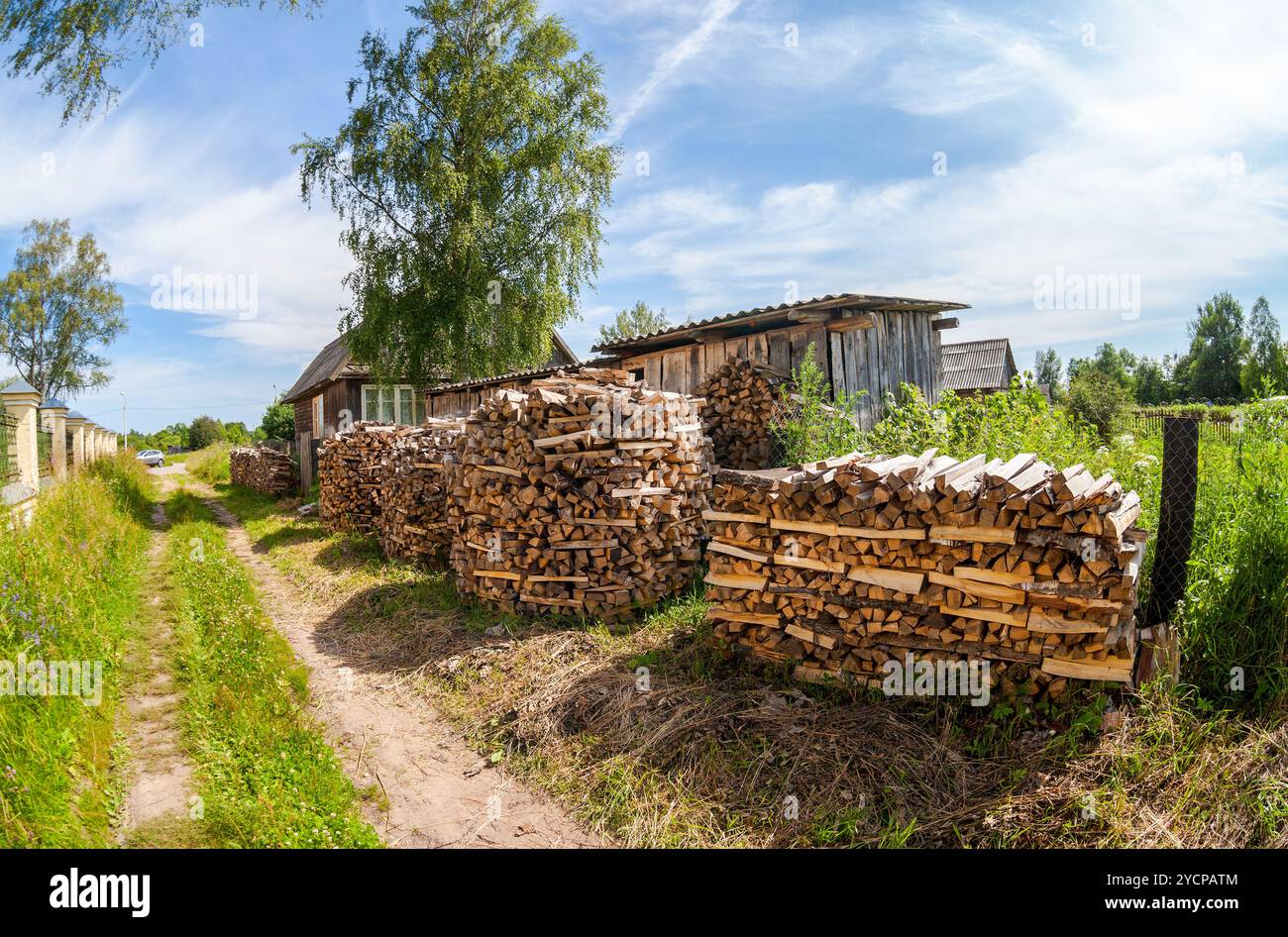 Stapel Brennholz gestapelt in der Nähe von Landhaus Stockfoto