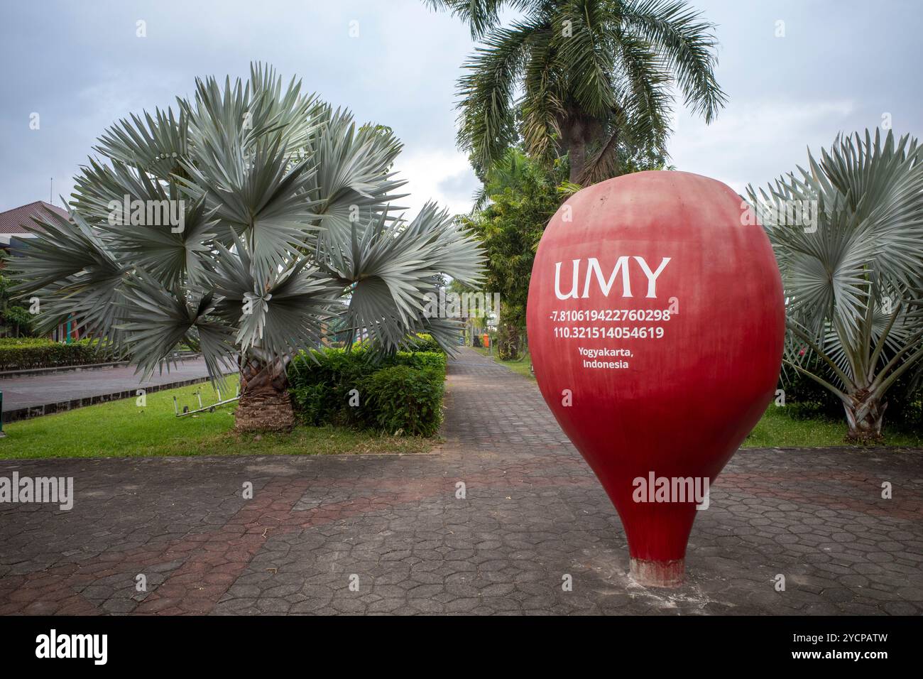 Yogyakarta, Indonesien - 8. September 2024: Rote Positionsnadel, Markierung des Denkmals und Campus-Koordinaten der Muhammadiyah University of Yogyakarta (UMY), I Stockfoto