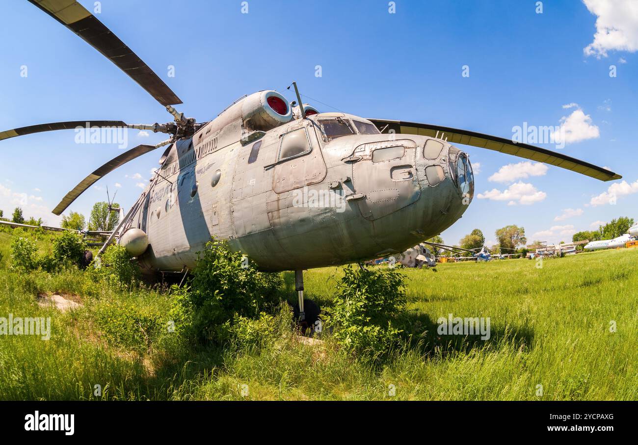 SAMARA, RUSSLAND - 25. MAI 2014: Der russische Schwertransporthubschrauber Mi-6 auf einem verlassenen Flugplatz. Die MIL Mi-6 wurde eingebaut Stockfoto