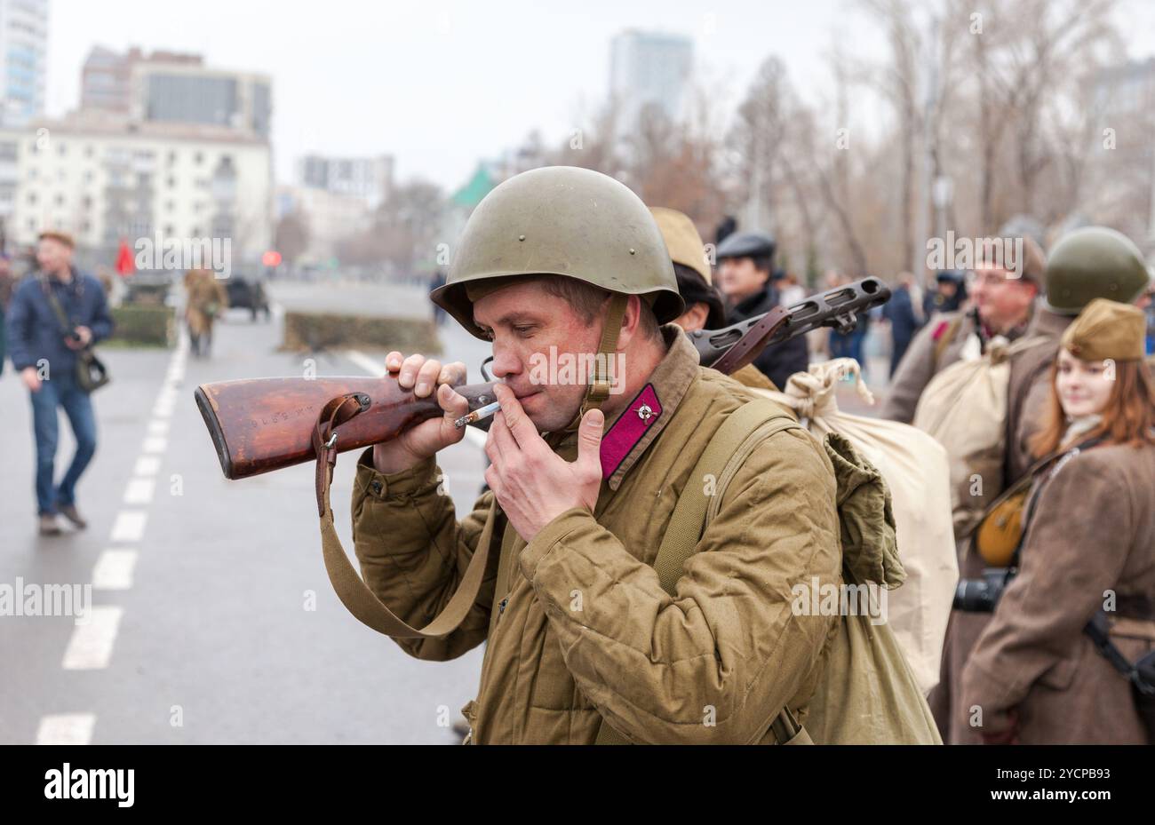 Mitglied der historischen Nachstellung in der sowjetischen Armee u Stockfoto