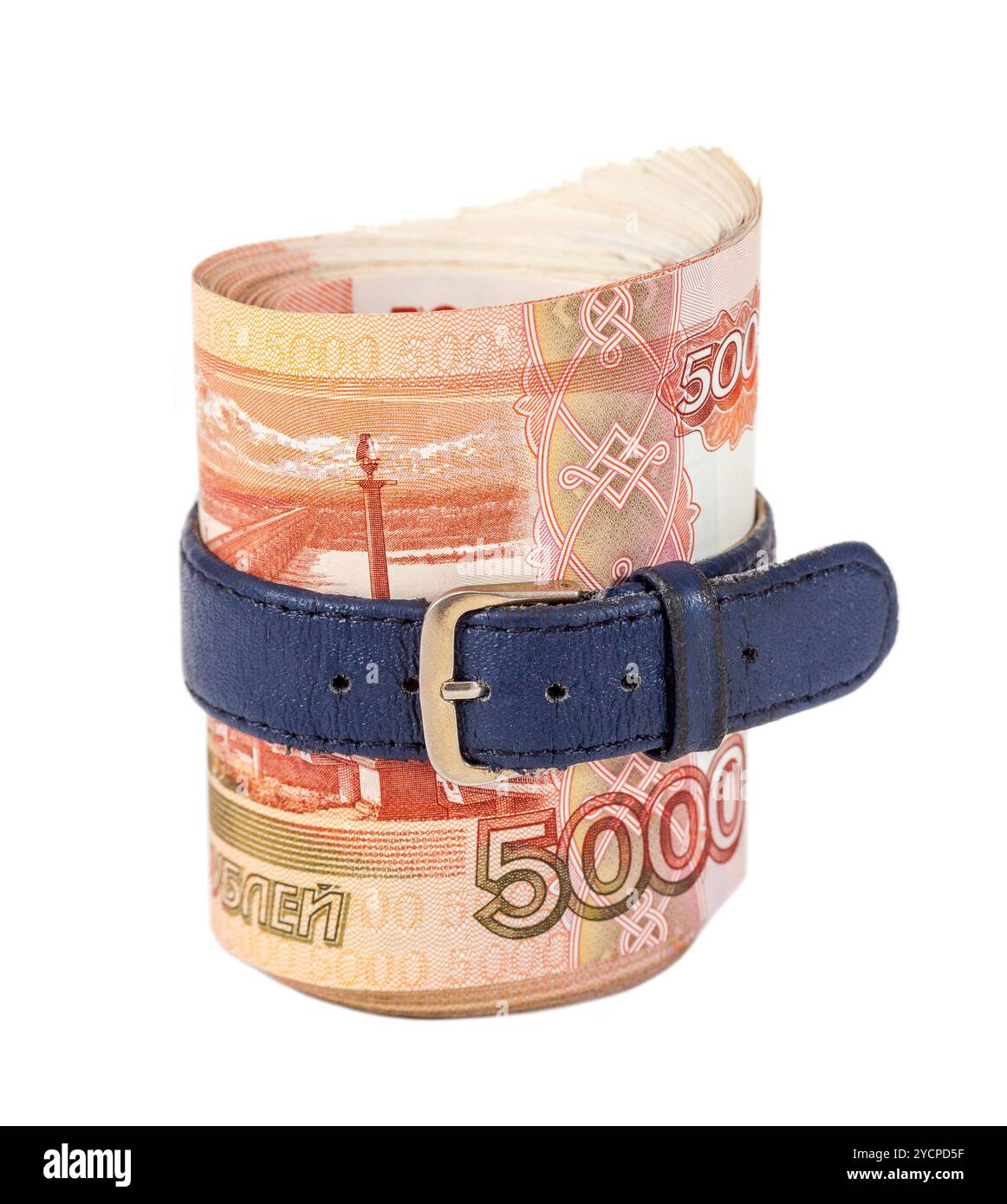 Russische Rubel Rechnungen umhüllt von Gürtel isoliert auf weißem Hintergrund Stockfoto
