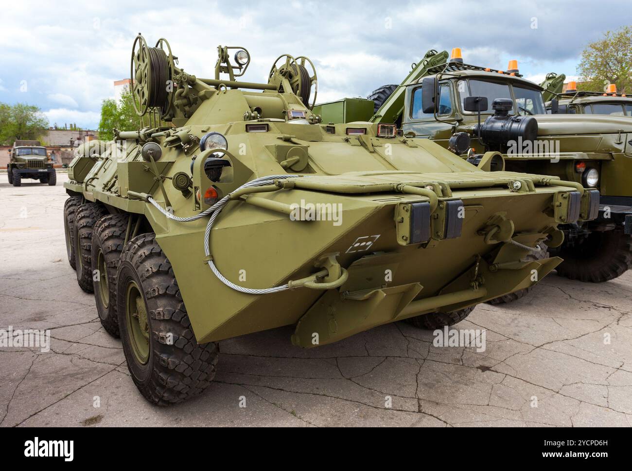 SAMARA, RUSSLAND - 7. MAI 2013: Gepanzertes Bergungsfahrzeug ARV-K auf Basis der BTR-80 Stockfoto