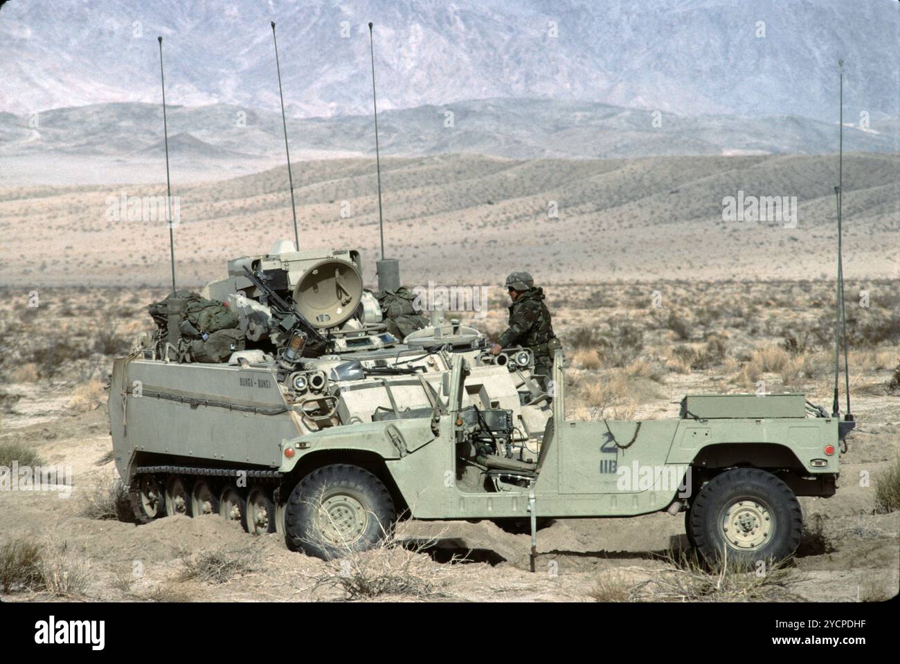 Fort Irwin, CA. USA. Mai 1991. Das Fort Irwin National Training Center (Fort Irwin NTC) ist ein wichtiges Trainingsgebiet für das US-Militär in der Mojave-Wüste im Norden des San Bernardino County, Kalifornien. Fort Irwin liegt auf einer durchschnittlichen Höhe von 2.454 ft (748 m) und liegt 37 mi (60 km) nordöstlich von Barstow in den Calico Mountains. Das National Training Center ist Teil des US Army Forces Command (FORSCOM). Die gegnerische Streitmacht im National Training Center ist das 11. Gepanzerte Kavallerie-Regiment, die Blackhorse Cavalry, die auf der Basis stationiert sind, um eine gegnerische Streitmacht zu bilden Stockfoto