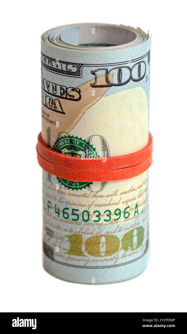 Rolle des US-Dollars, umhüllt von Kautschuk isoliert auf weißem Hintergrund Stockfoto