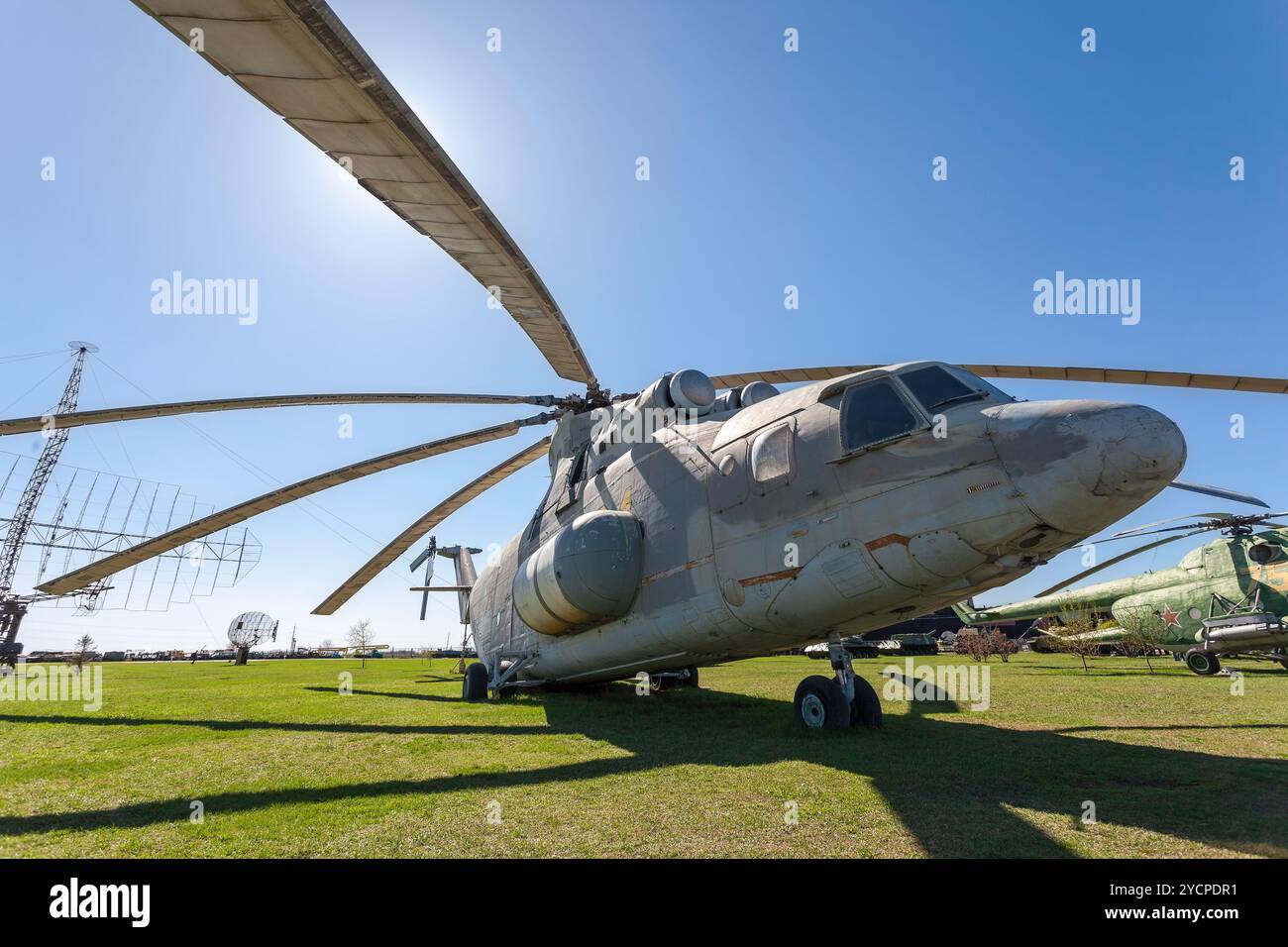 TOGLIATTI, RUSSLAND - 2. MAI 2013: Der schwere russische Militärtransporthubschrauber Mi-26 Halo im Technischen Museum Togliatti Stockfoto