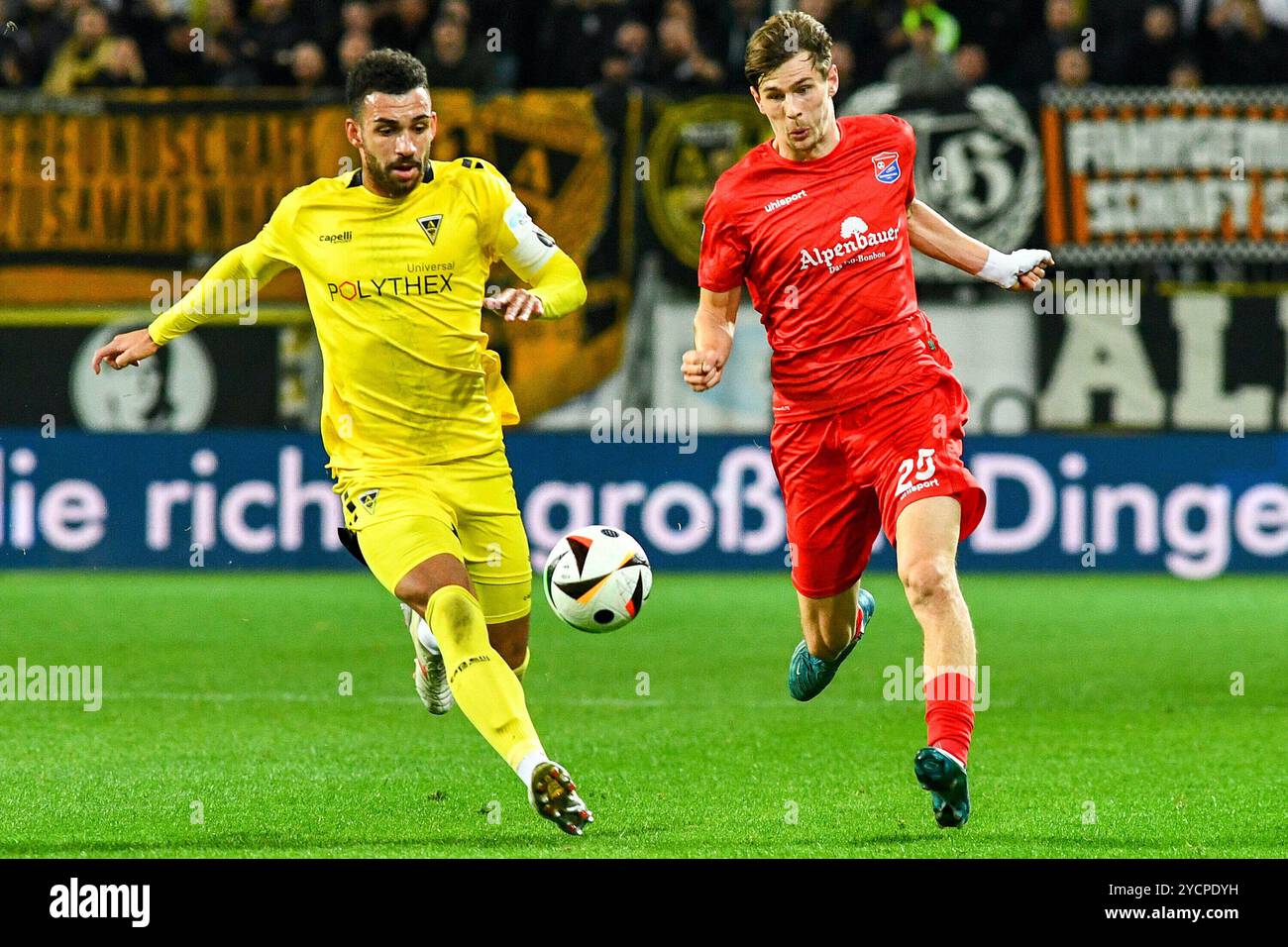 Aachen, Deutschland. Oktober 2024. v.li.: Mika Hanraths (Alemannia Aachen, 15), Lenn Jastremski (Unterhaching, 25), Zweikampf, Duell, Duell, Tackle, Tackling, Dynamik, Aktion, Aktion, 23.10.2024, Aachen (Deutschland), Fussball, 3. Liga, Alemannia Aachen - SpVgg Unterhaching Credit: dpa/Alamy Live News Stockfoto