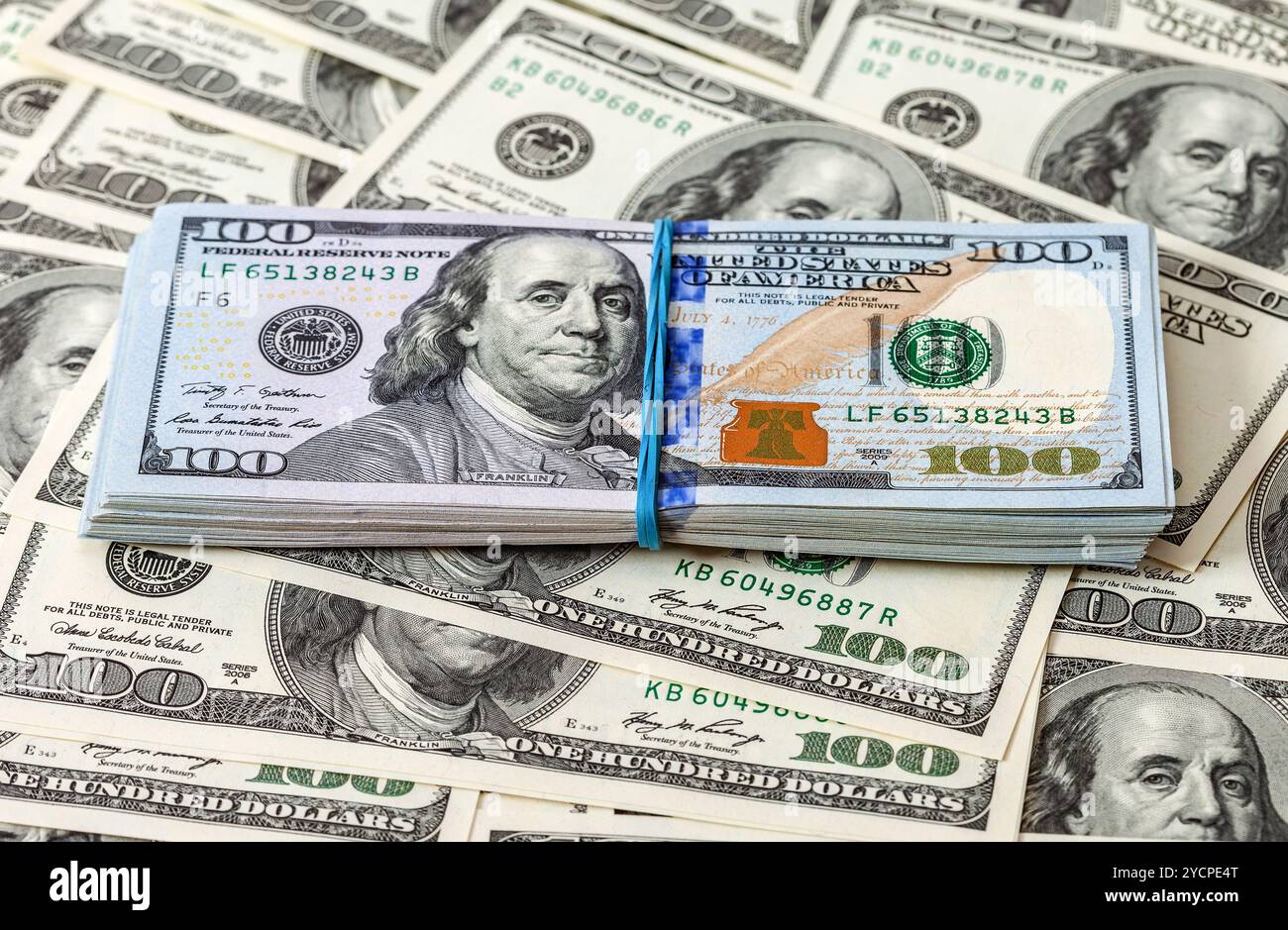 Stapel von hundert-Dollar-Scheine umhüllt von Kautschuk auf Geld-Hintergrund Stockfoto