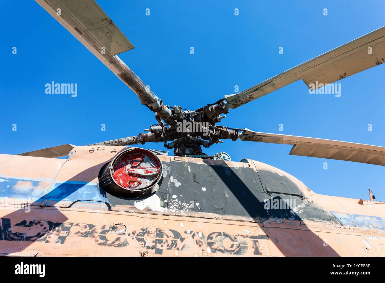 Turbine des Schwertransporthubschraubers Mi-6 gegen Stockfoto