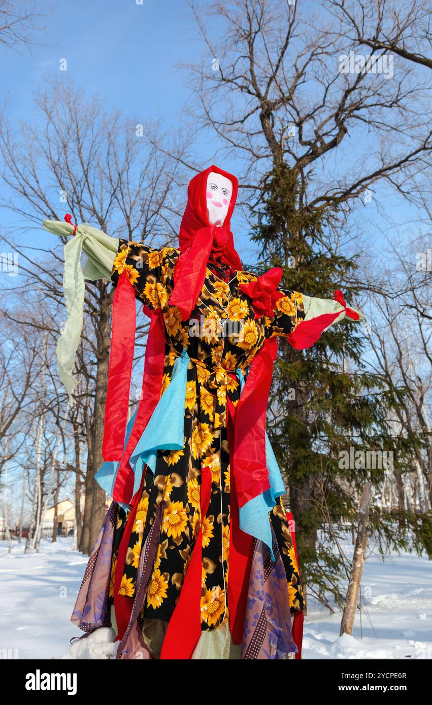 RUSSLAND, SAMARA - 2. März 2014: Fastnacht in Russland. Große Puppe für die Verbrennung. Maslenitsa oder Pfannkuchenwoche ist der slawische Feiertag, der bis dahin zurückreicht Stockfoto