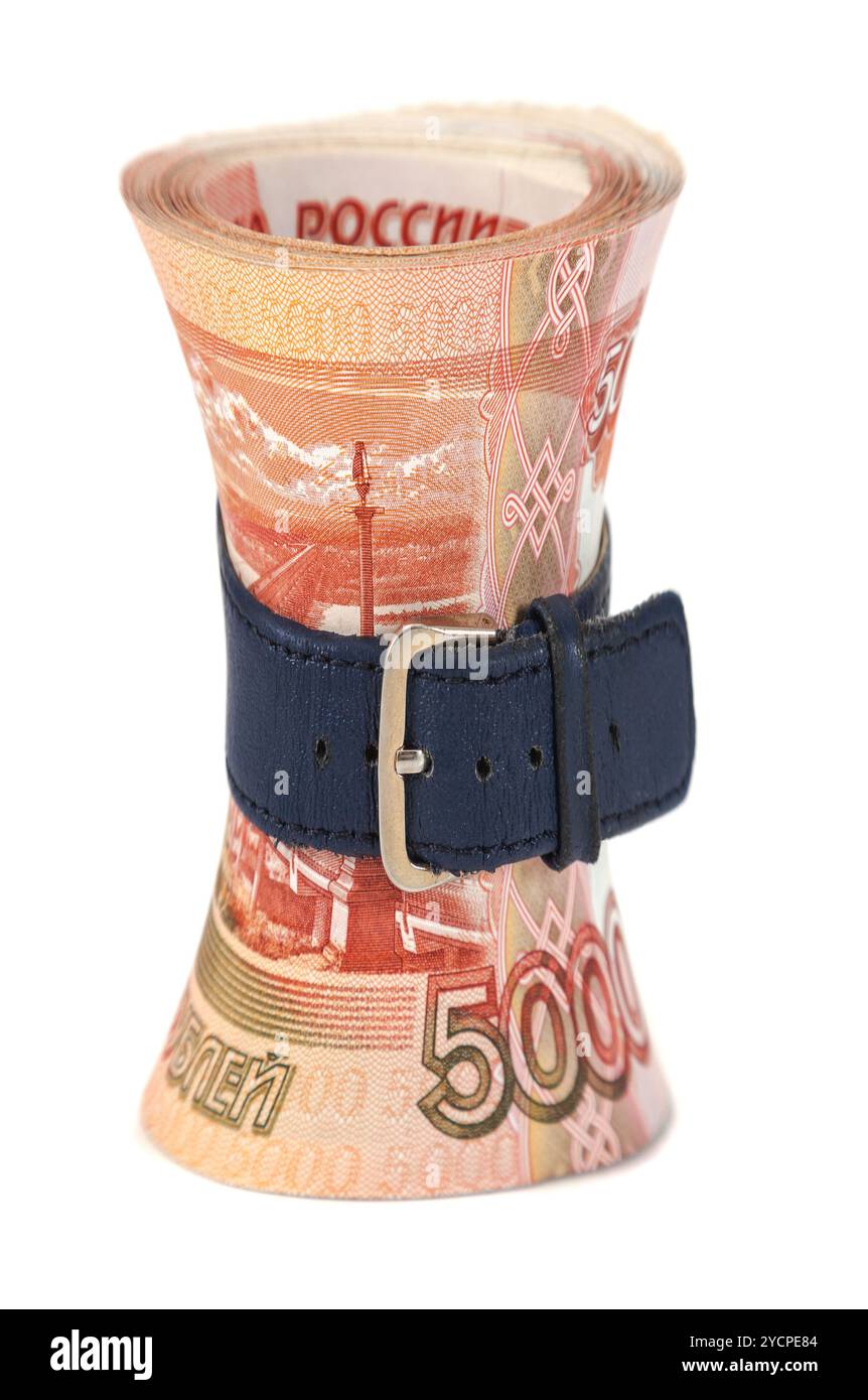 Russische Rubel Rechnungen umhüllt von Gürtel isoliert auf weißem Hintergrund Stockfoto