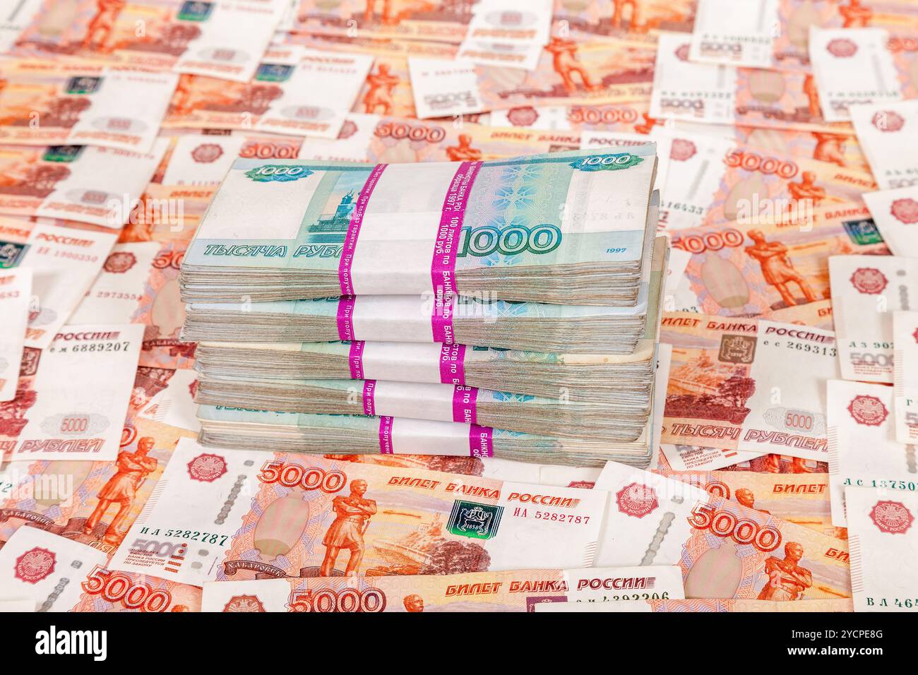 Haufen von russischen Rubel Rechnungen auf dem Geld-Hintergrund Stockfoto