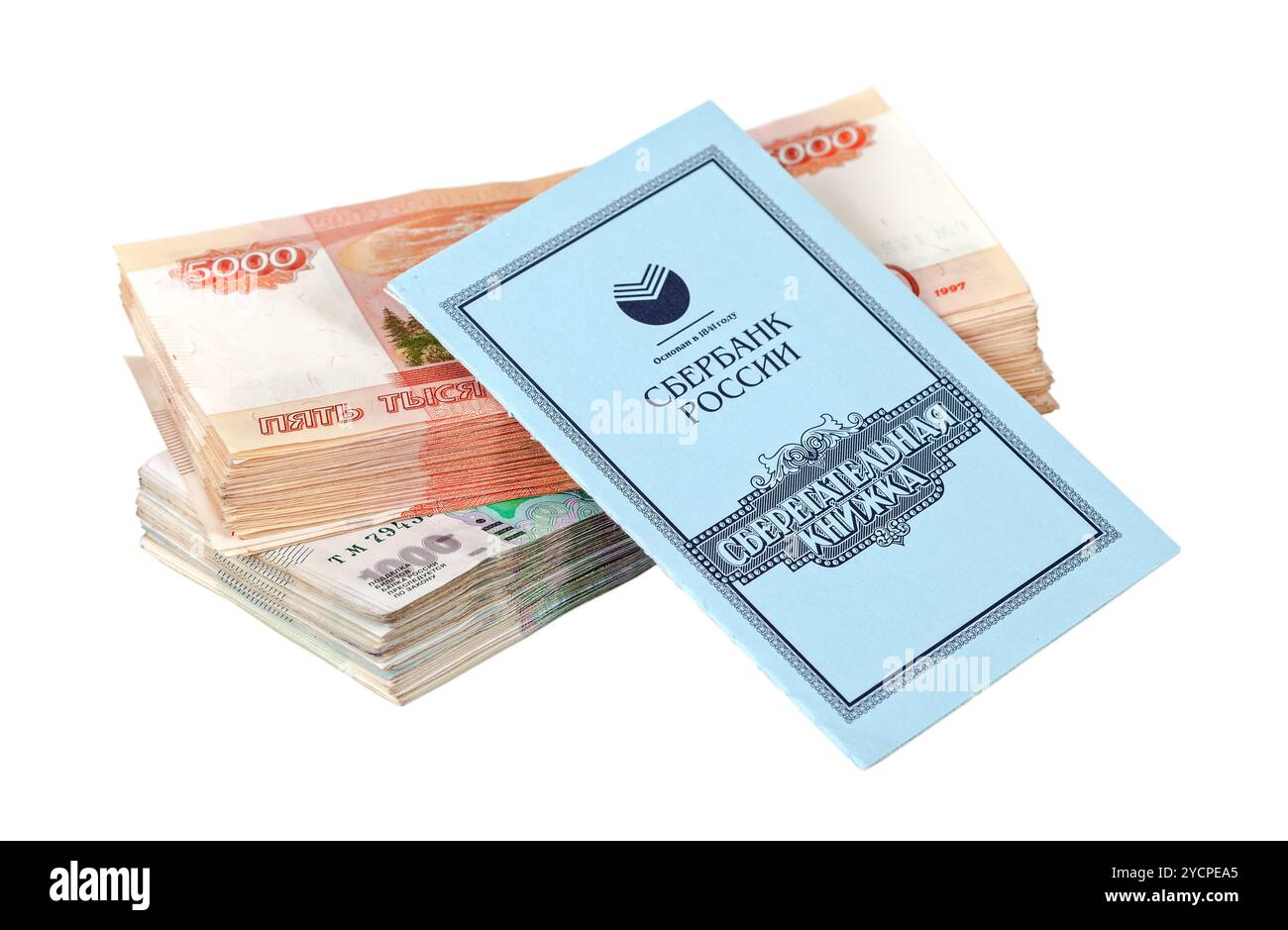 Russischer Rubel-Rechnungen und Sparbuch isoliert auf weißem Hintergrund Stockfoto