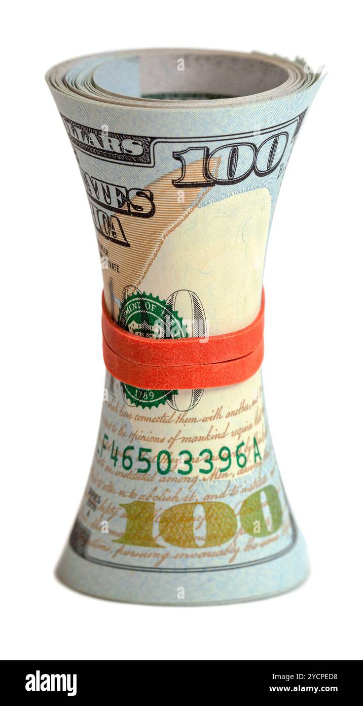 Rolle des US-Dollars, umhüllt von Kautschuk isoliert auf weißem Hintergrund Stockfoto