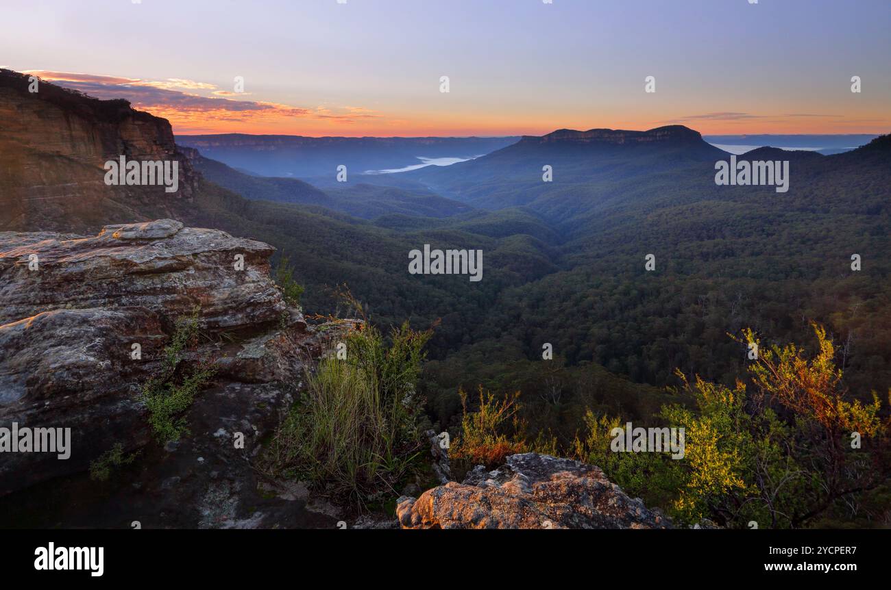 Sonnenaufgang über dem Jamison Valley Mount Solitary Stockfoto