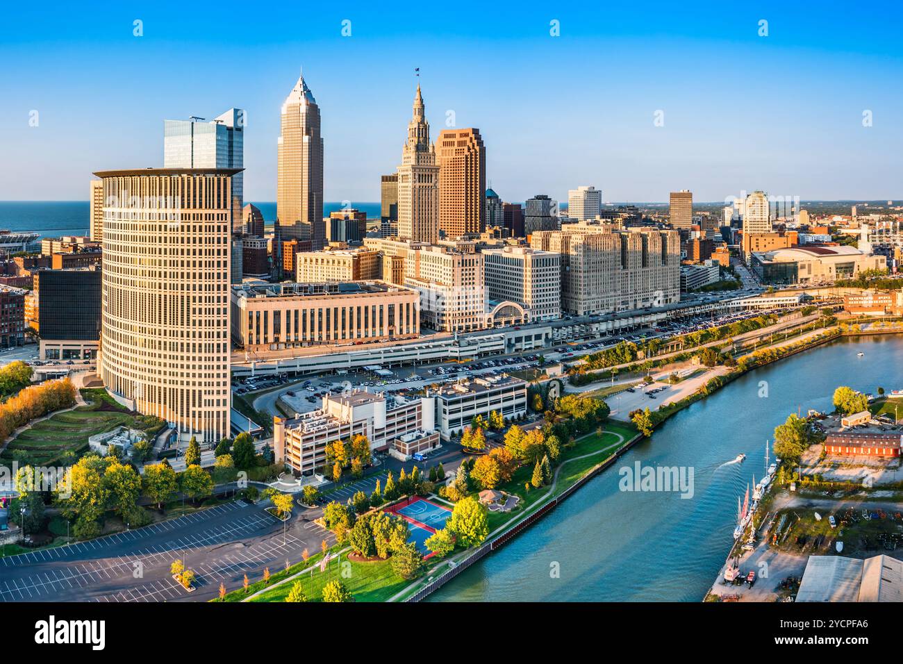 Blick aus der Vogelperspektive auf die Skyline von Cleveland, Ohio bei Sonnenuntergang. Cleveland ist eine Stadt im US-Bundesstaat Ohio und County Seat des Cuyahoga County. Stockfoto