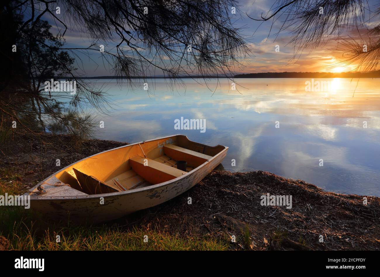 Sie treiben zu neuen Ufern, wenn die Sonne an einem anderen Tag untergeht Stockfoto
