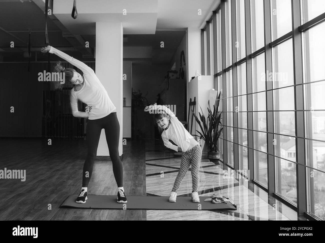 Zwei Mädchen unterschiedlichen Alters machen yoga Stockfoto