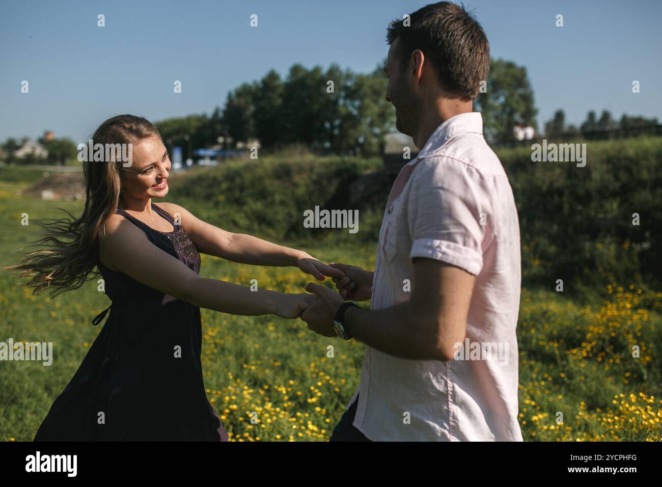 Paar im Feld laufen und Spaß haben Stockfoto