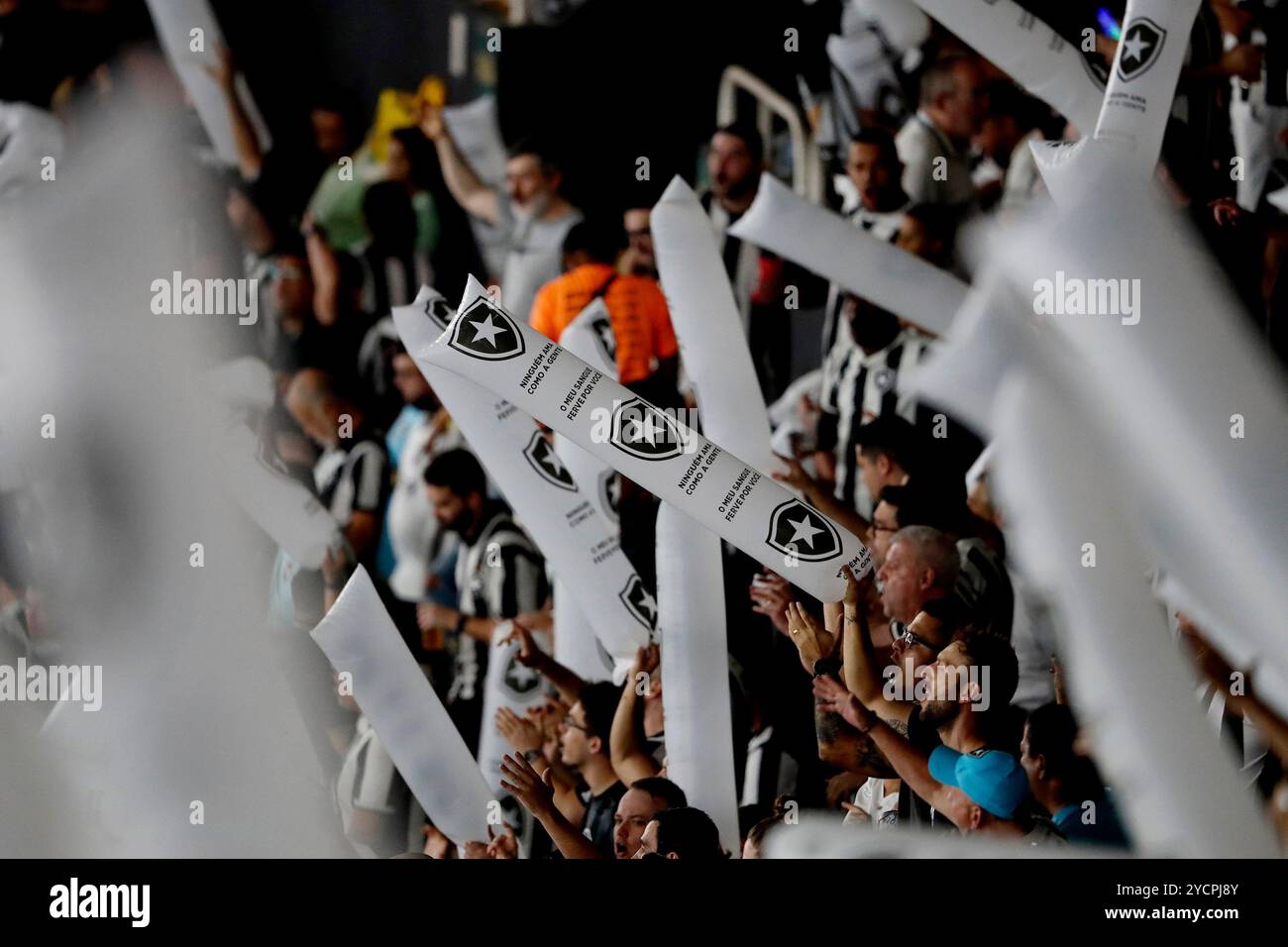 Rio de Janeiro, Brasilien. Oktober 2024. Botafogo-Fans während des Spiels zwischen dem brasilianischen Botafogo und dem Uruguayer Penarol für das erste Leg, das Halbfinale der Copa Libertadores 2024, im Nilton Santos Stadium in Rio de Janeiro, Brasilien am 23. Oktober 2024 Foto: Satiro Sodre/DiaEsportivo/Alamy Live News Credit: DiaEsportivo/Alamy Live News Stockfoto