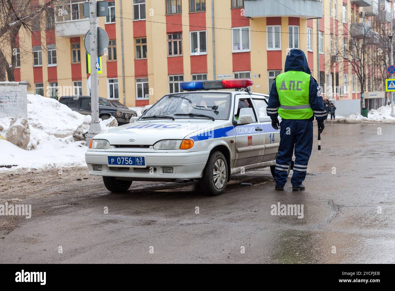 Russische Patrouillenfahrzeug der staatlichen Inspektion der Automobile in Wintertag Stockfoto