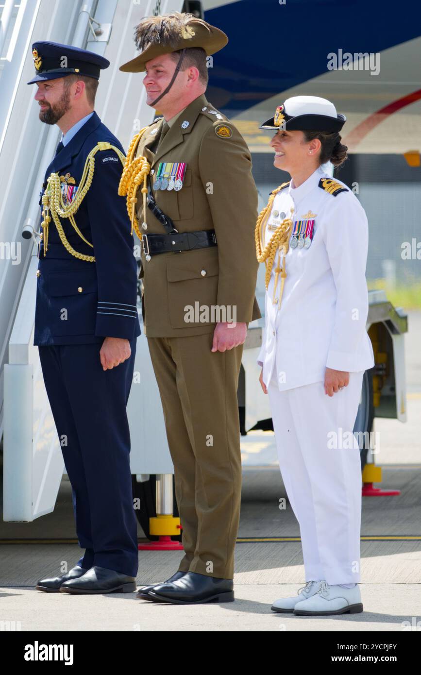 Sydney, Australien. Oktober 2024. Militärangehörige werden während der offiziellen Abreise von Königin Camilla und König Karl III. Vom Flughafen Sydney am 23. Oktober 2024 in Sydney, Australien, als ihre Majesties und ihre Gäste an Bord des Flugzeugs gehen. Quelle: IOIO IMAGES/Alamy Live News Stockfoto