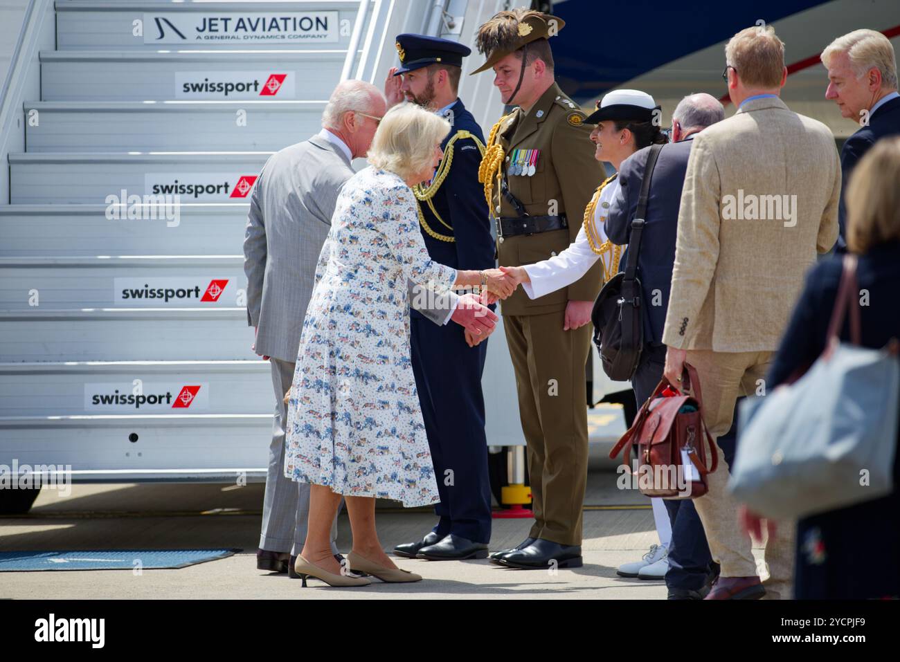 Sydney, Australien. Oktober 2024. König Karl III. Und Königin Camilla werden von Militärpersonal während der offiziellen Abreise von Königin Camilla und König Karl III. Vom Flughafen Sydney am 23. Oktober 2024 in Sydney, Australien, verabschiedet. Credit: IOIO IMAGES/Alamy Live News Stockfoto