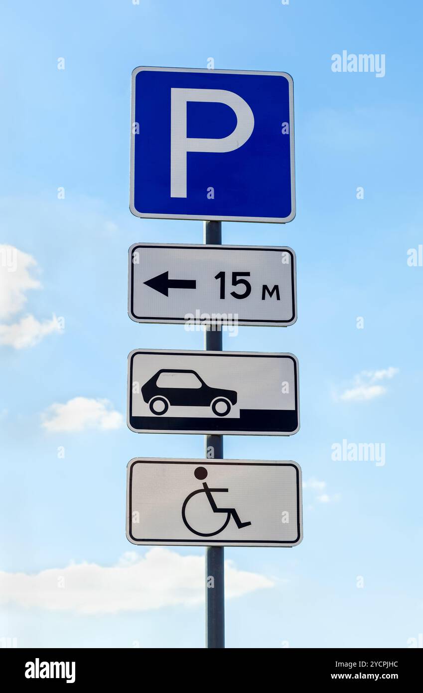 Nahaufnahme von einem behinderten Parkplatz Schild gegen blauen Himmel Stockfoto