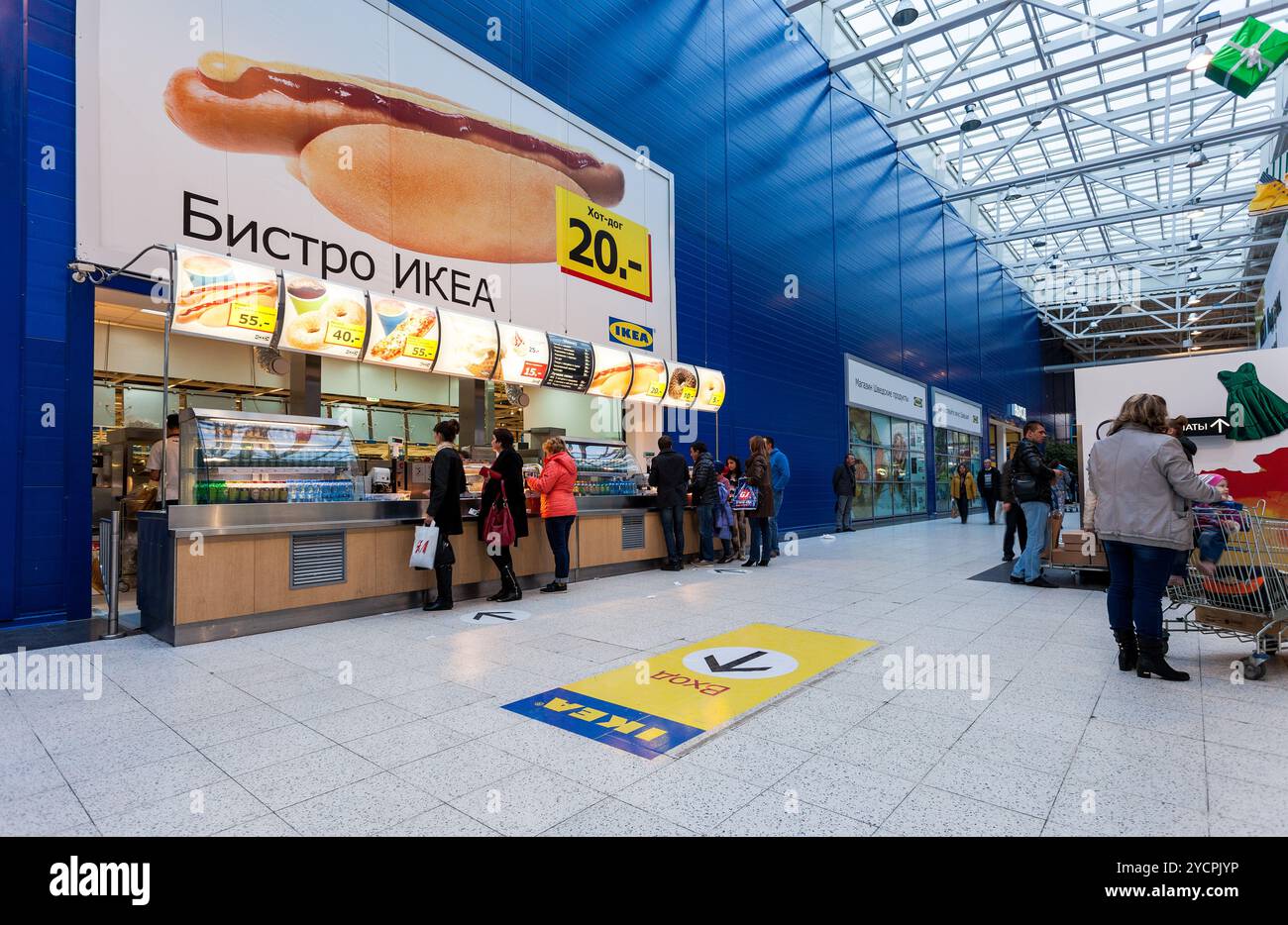 SAMARA, RUSSLAND - 4. OKTOBER 2014: Bistro Café im IKEA Samara Store. IKEA ist der weltweit größte Möbelhändler und verkauft montagefertige Möbel Stockfoto