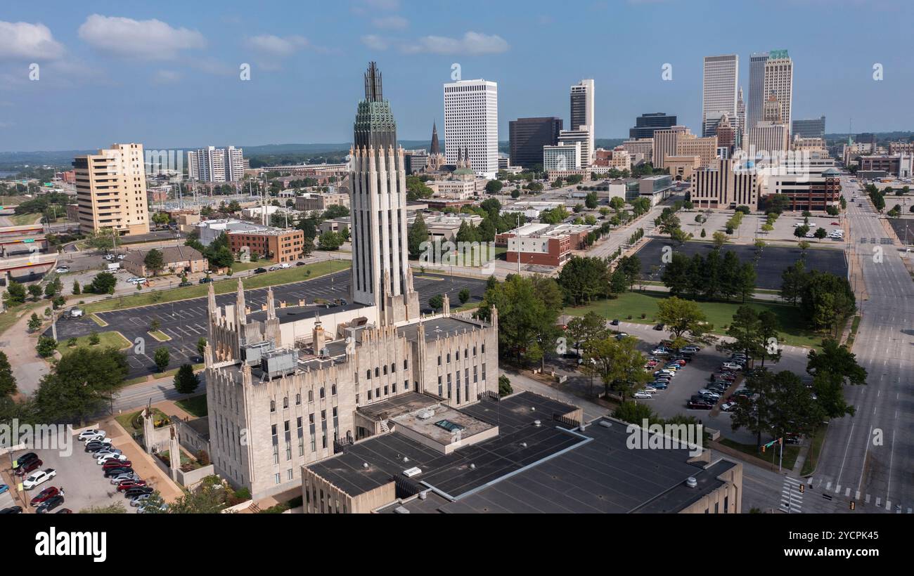 Tulsa, Oklahoma, USA - 25. Juni 2023: Die Nachmittagssonne scheint auf die historischen Gebäude der Innenstadt von Tulsa. Stockfoto