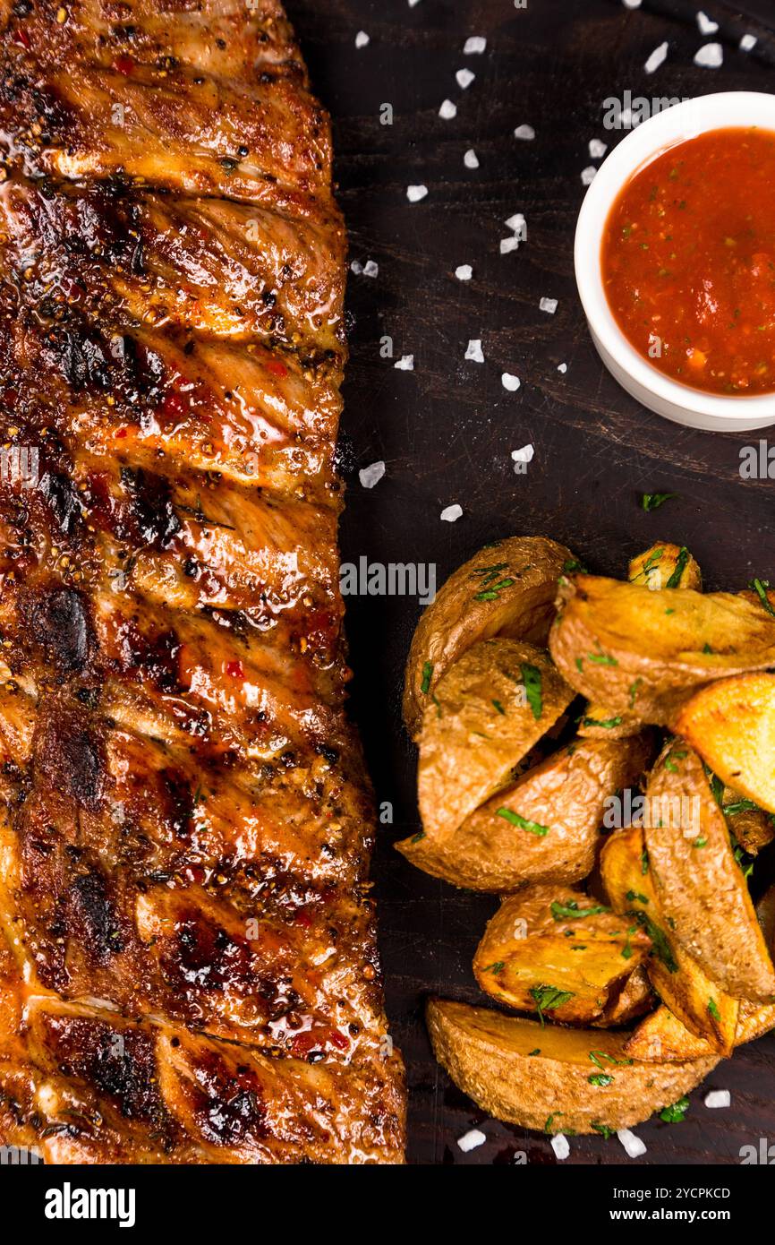 Gebratene grillrippchen mit gebratenen Kartoffeln und Suppe Stockfoto