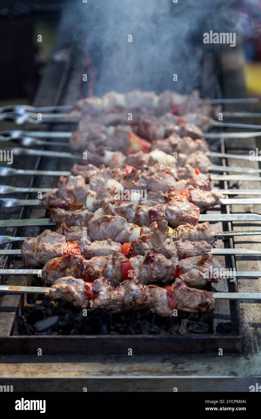 Heiß gerösteter Schaschlik auf Metallspießen Stockfoto