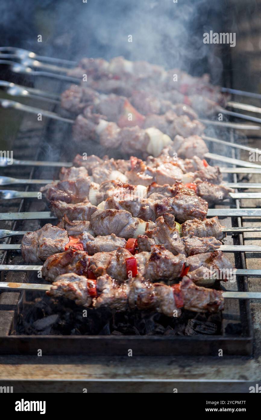 Heiß gerösteter Schaschlik auf Metallspießen Stockfoto