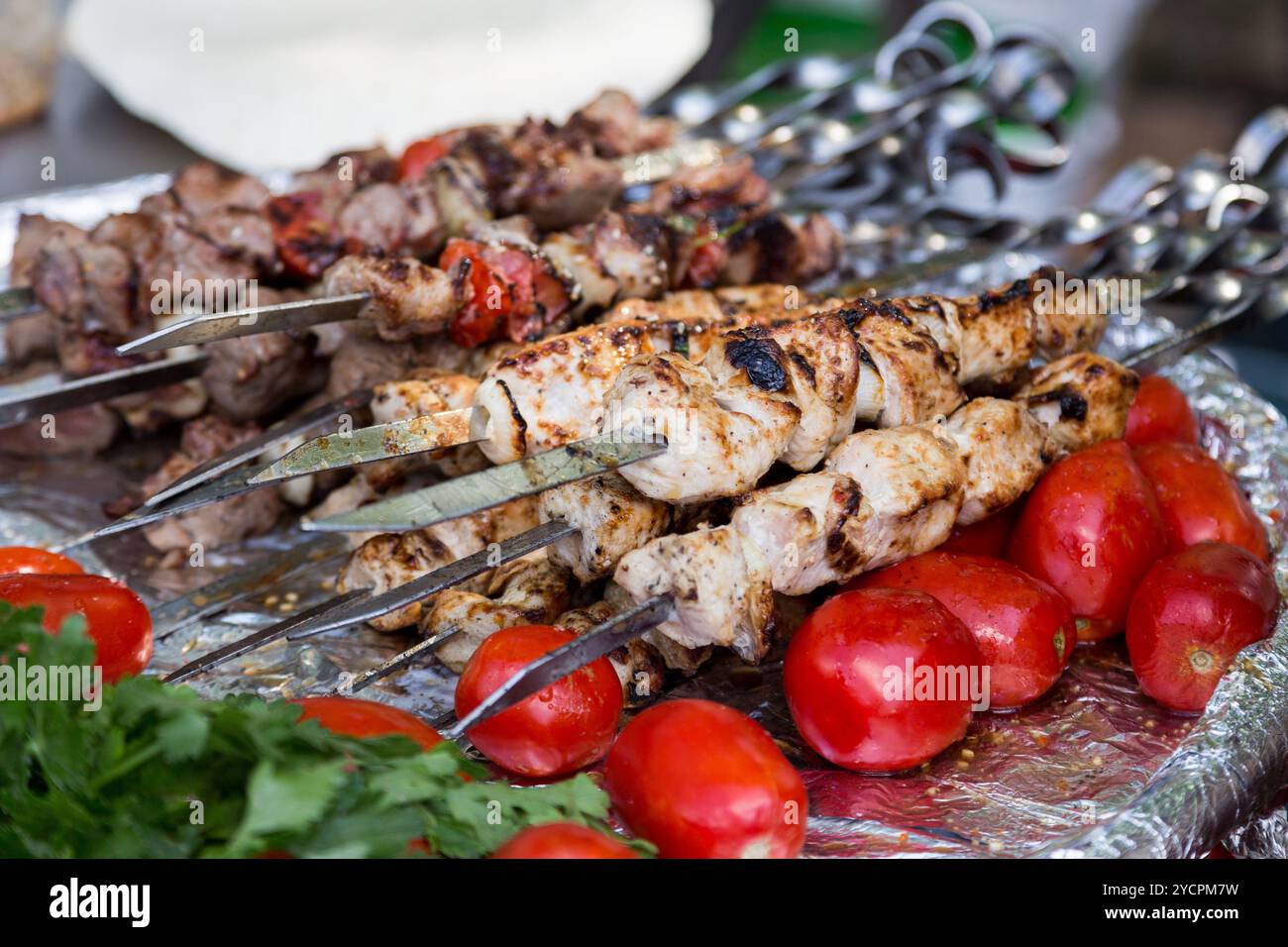 Heiß gerösteter Schaschlik auf Metallspießen Stockfoto