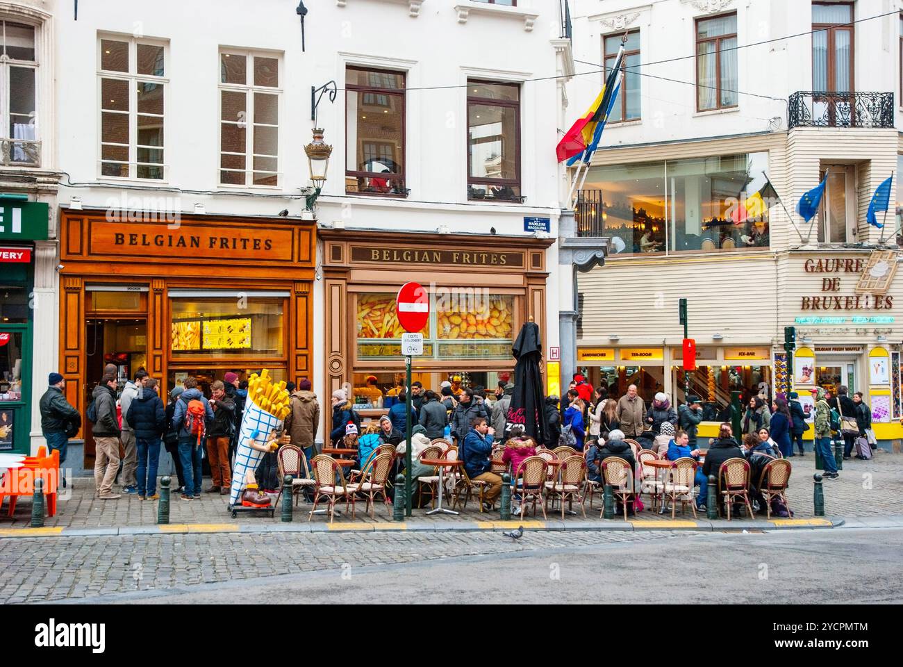Man isst traditionelle belgische Pommes in Brüssel Stockfoto