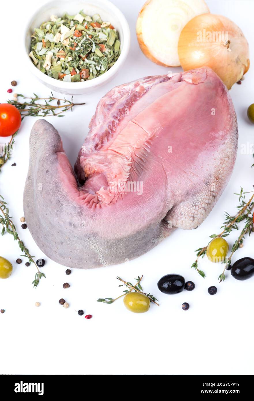 Rohe Zunge mit Gewürzen Stockfoto