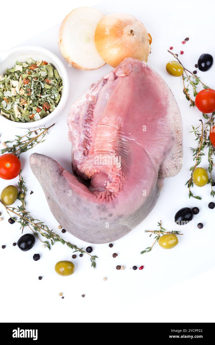 Rohe Zunge mit Gewürzen Stockfoto