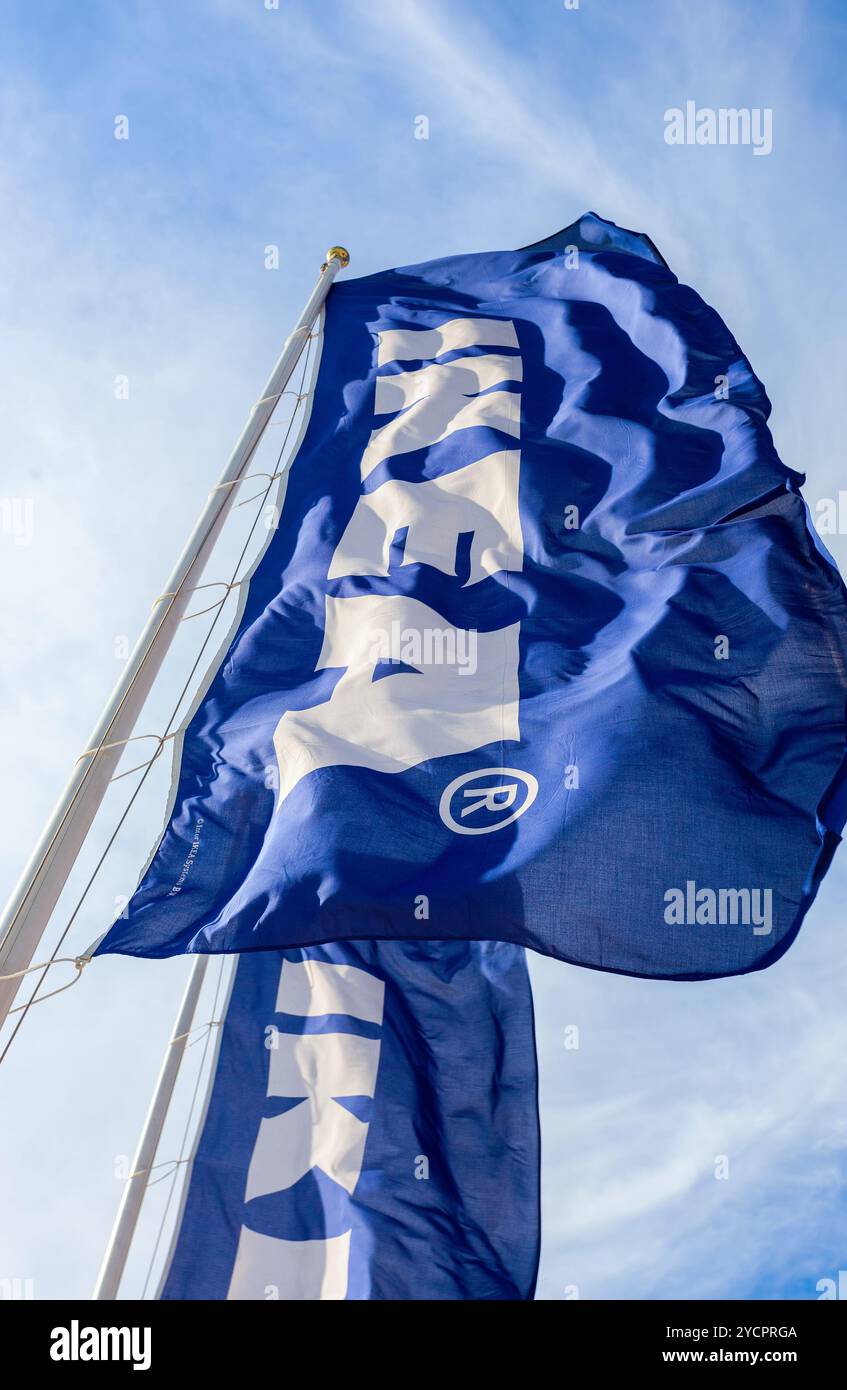 IKEA-Flagge gegen Himmel. IKEA ist der weltweit größte Möbelhändler Stockfoto