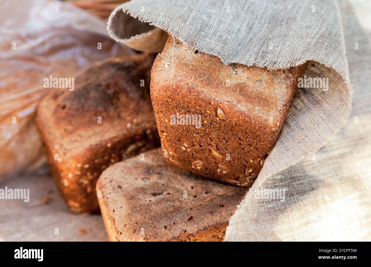 Laib Roggenbrot mit grobem Leinentuch bedeckt Stockfoto