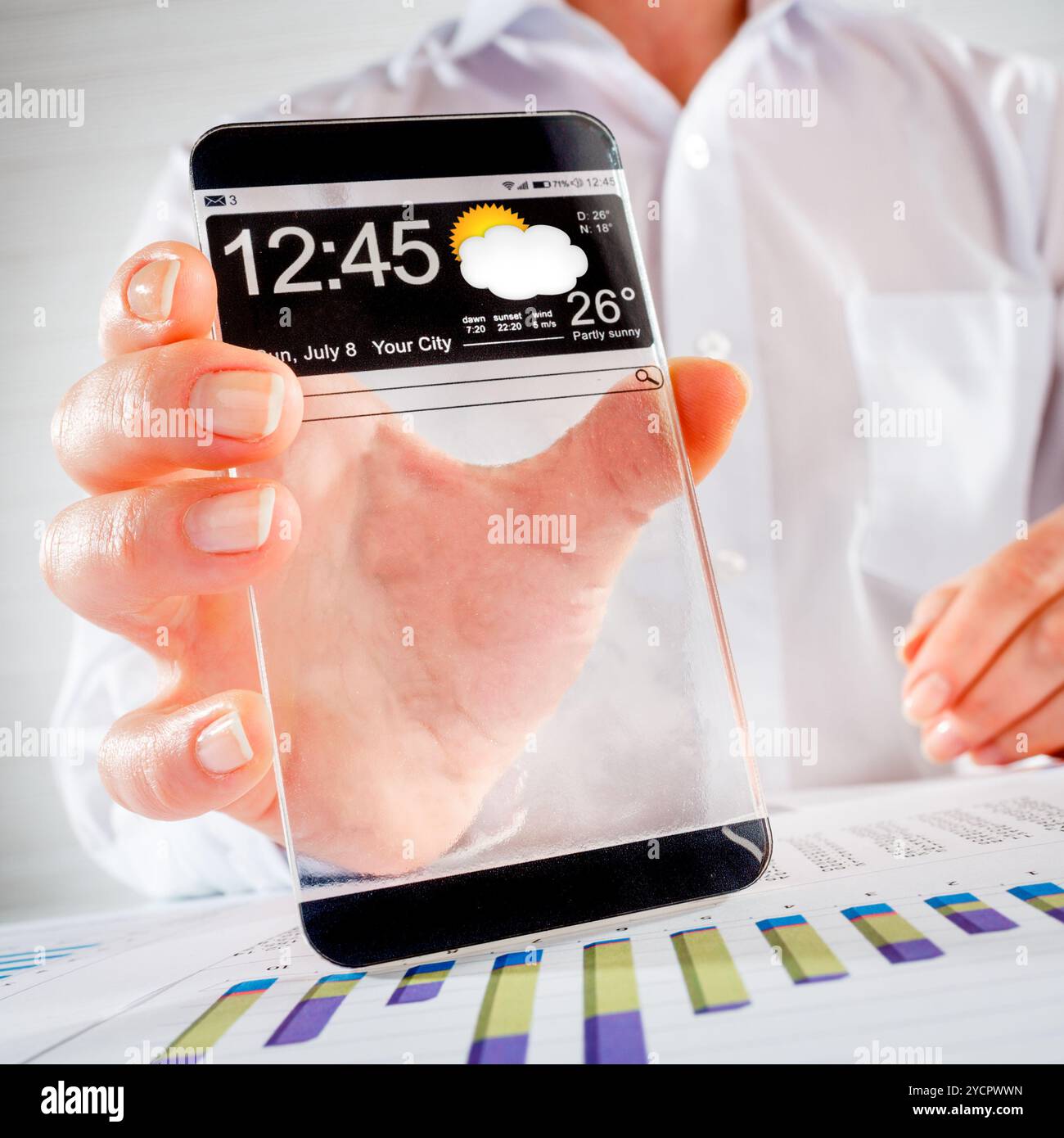 Smartphone mit transparenten Bildschirm in Menschenhand. Stockfoto