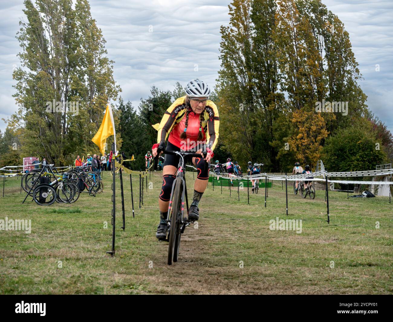 WA26193-00....WASHINGTON - Cyclocross-Rennen der Frauen, Master Women 60+ Gruppe. Vicky Spring Stockfoto