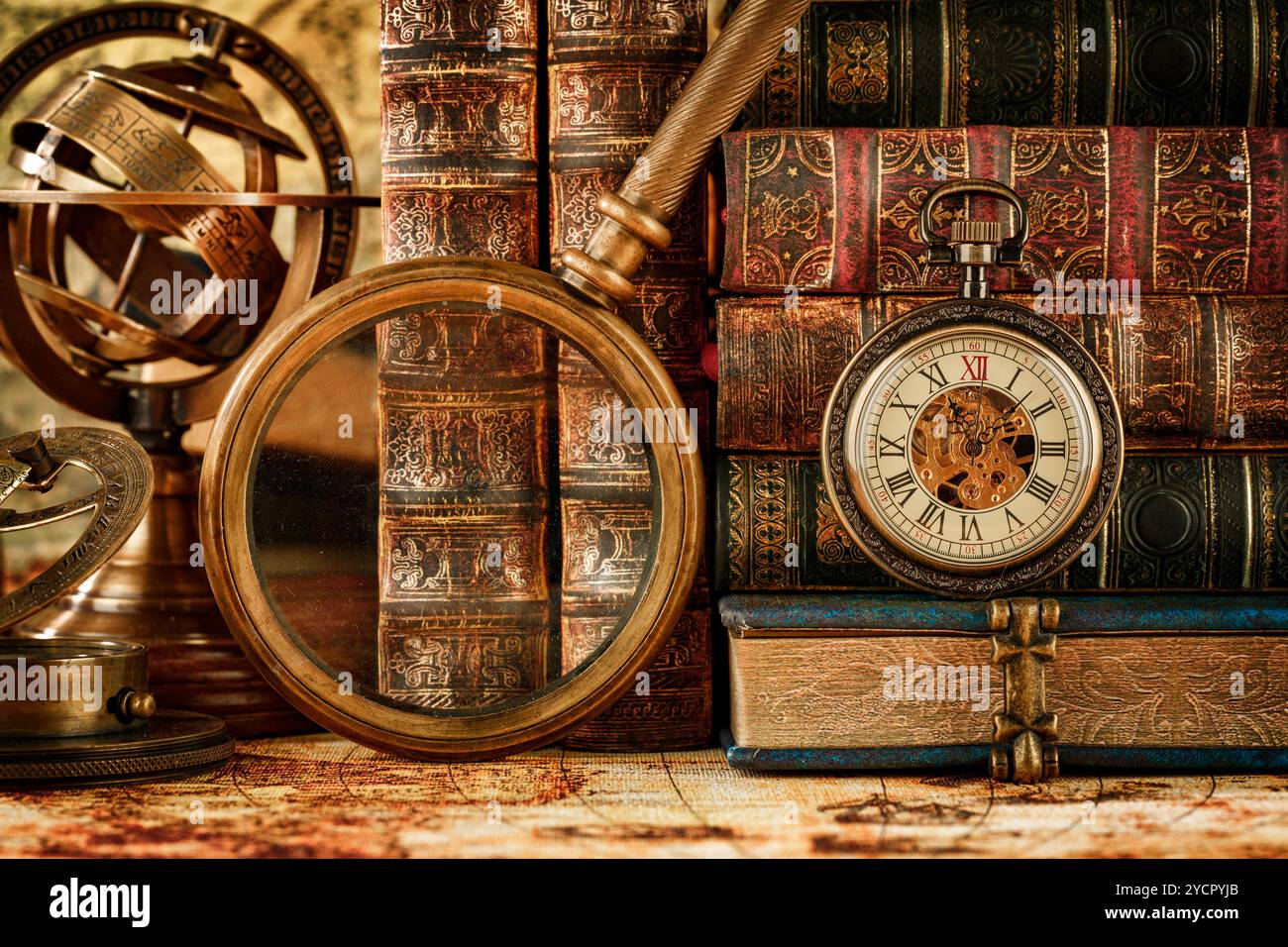 Eine alte Lupe befindet sich auf einer antiken Weltkarte Stockfoto