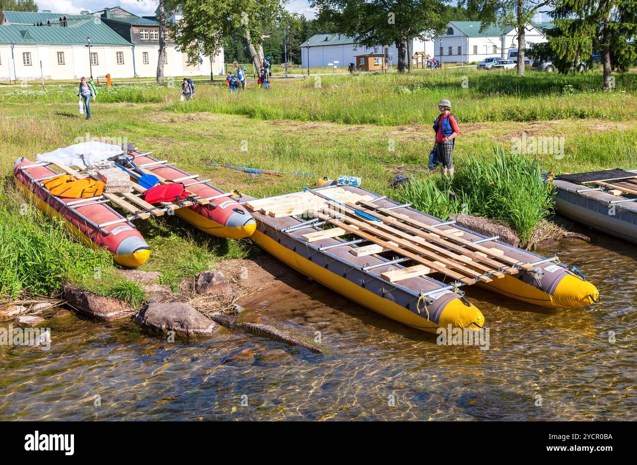 Sportkatamarane am Ufer des Waldai-Sees in Russland Stockfoto