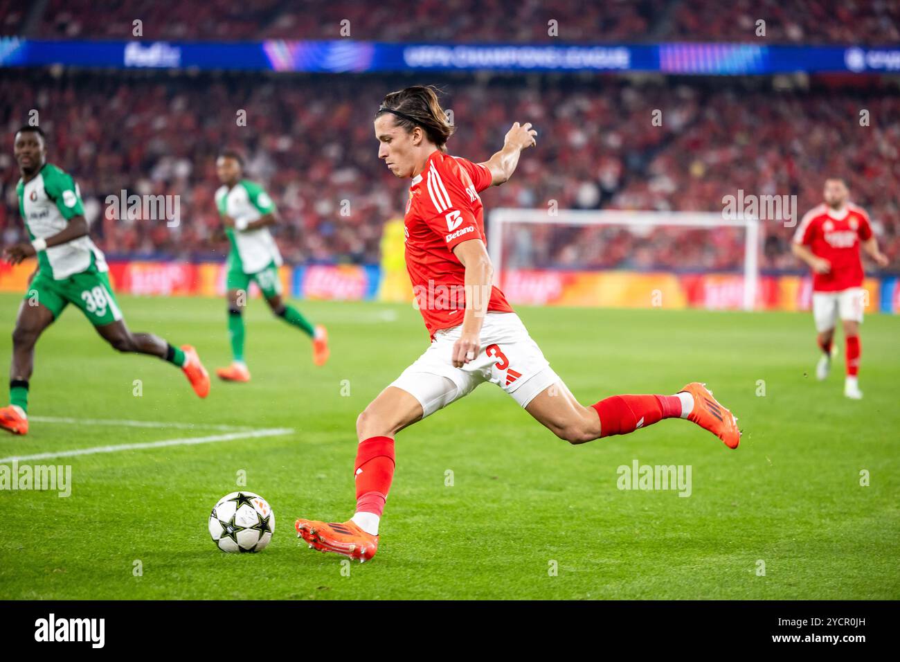 Lisboa, Portugal. Oktober 2024. Alvaro Carreras aus Benfica wurde während des Spiels der UEFA Champions League zwischen Benfica und Feyenoord im Estadio Sport Lisboa e Benfica gesehen. Endpunktzahl: Benfica 1:3 Feyenoord. Quelle: SOPA Images Limited/Alamy Live News Stockfoto