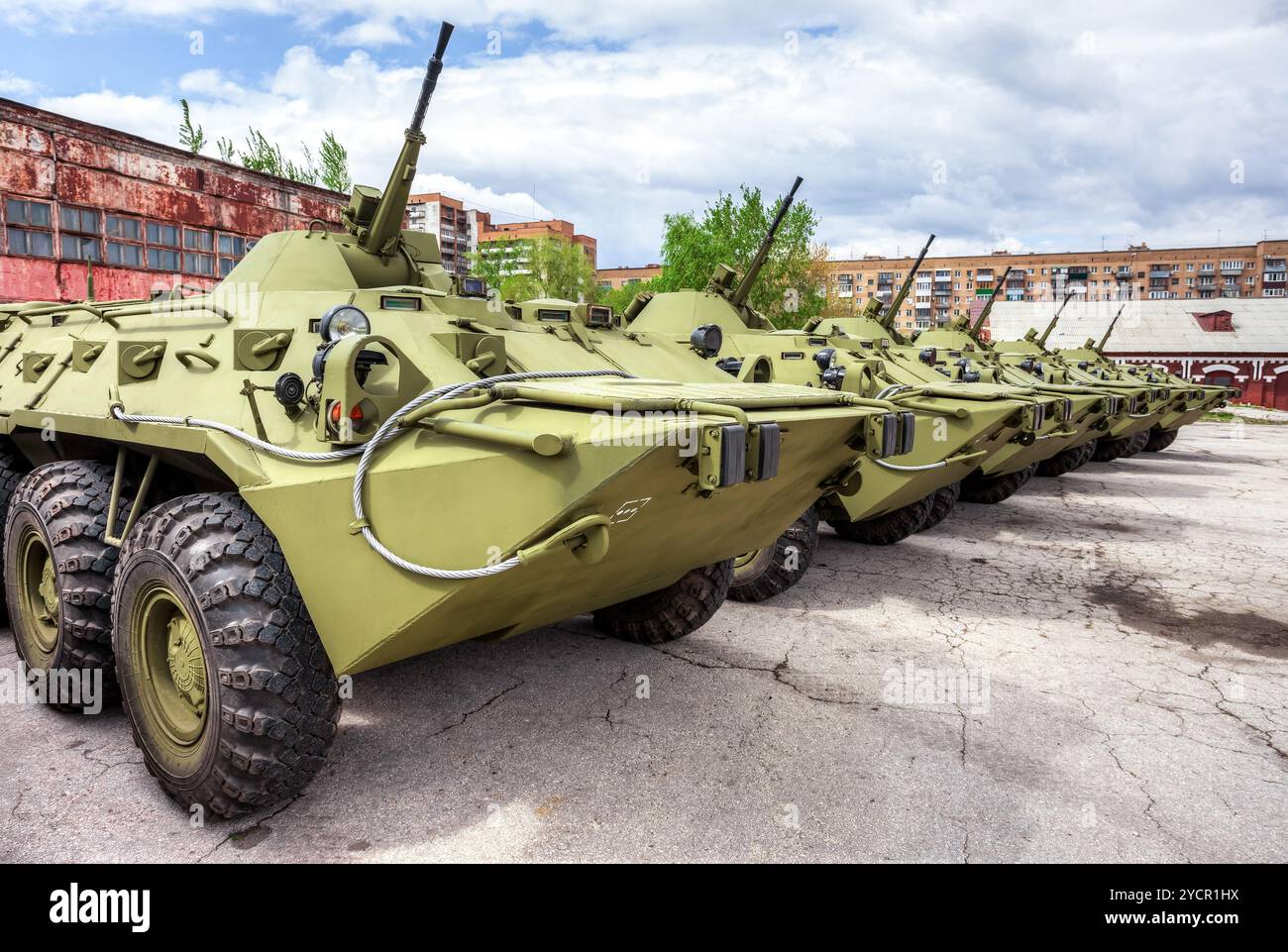 Russische Armee BTR-80 gepanzerte Radfahrzeuge Mannschaftswagen Stockfoto
