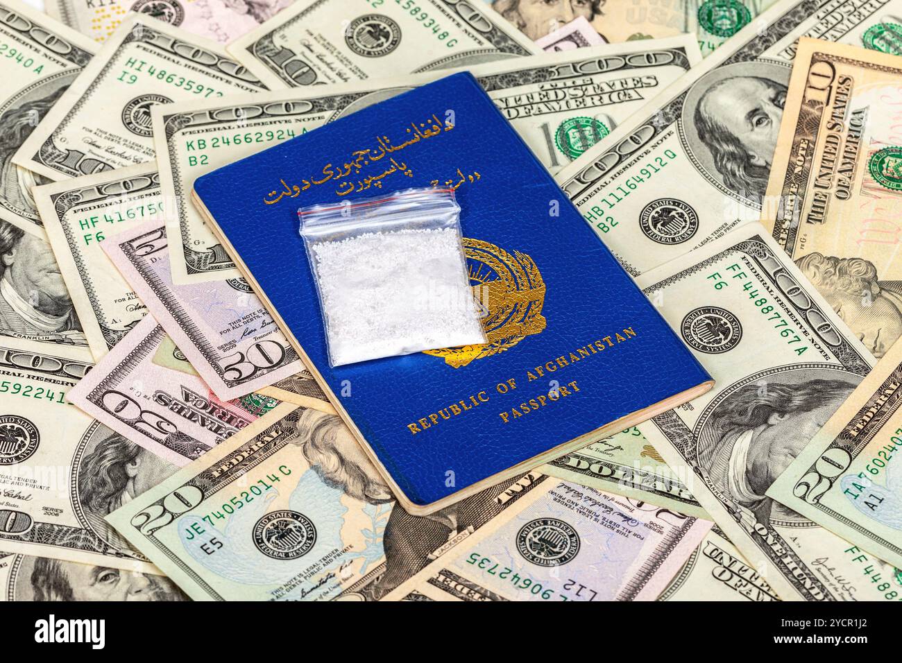 Paket mit Medikament über den Afghanistan-Paß und US-Dollar Stockfoto