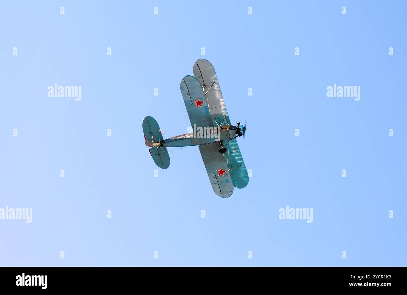 Russisches Retro-Flugzeug Polikarpov Po-2 am blauen Himmel Stockfoto